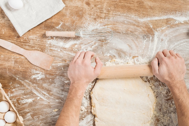 Foto vista superior de hombre haciendo masa de pizza