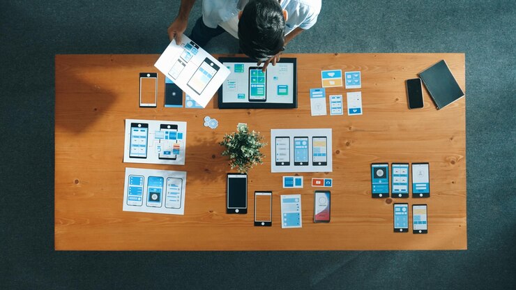 Foto vista superior de un hombre de negocios cualificado mirando y eligiendo el diseño de ux ui convocación