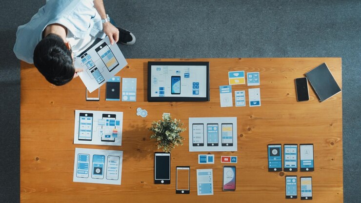 Foto vista superior de un hombre de negocios cualificado mirando y eligiendo el diseño de ux ui convocación