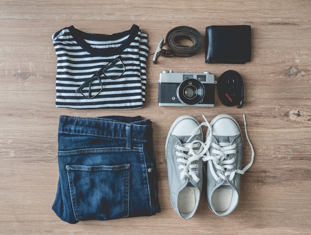 Foto vista superior de los hombres casuales ropa y accesorios para viajar sobre fondo de madera.