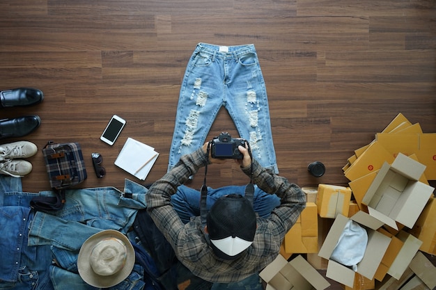 Vista superior de hombres disparando toma una foto pantalones vaqueros, venta de ideas en línea concepto