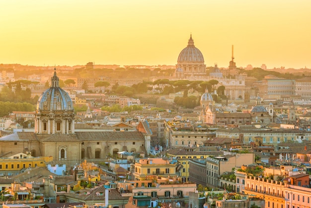 Foto vista superior del horizonte de la ciudad de roma desde el castel sant'angelo, italia.