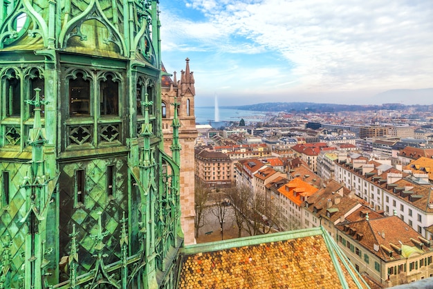 Vista superior del horizonte de Ginebra desde la Catedral de Saint-Pierre en Suiza