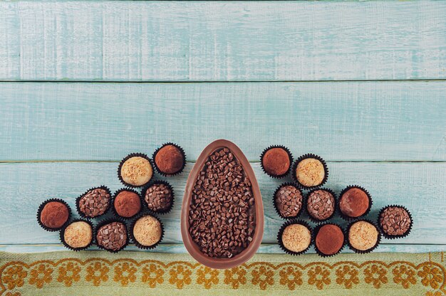 Vista superior del huevo de pascua de chocolate brasileño con dulces brigadeiros - Ovo de chocolate de colher