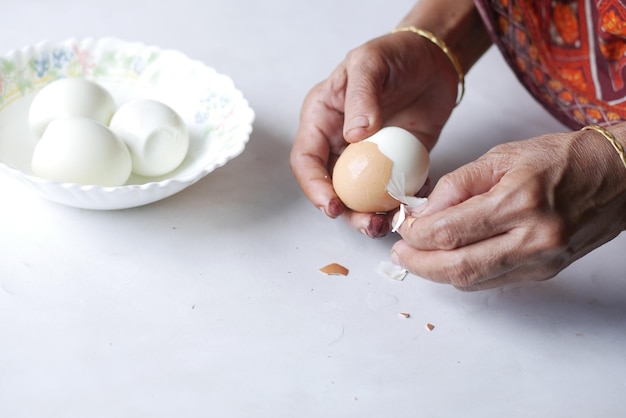 Vista superior de huevos cocidos perfectamente pelados