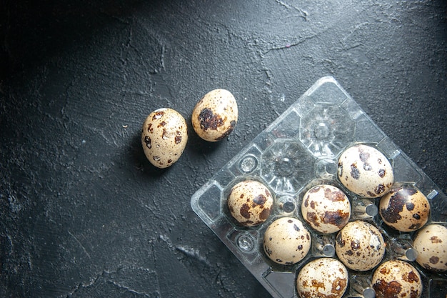 Vista superior huevos de codorniz frescos sobre fondo gris pastel té de la mañana pan leche ave animal desayuno