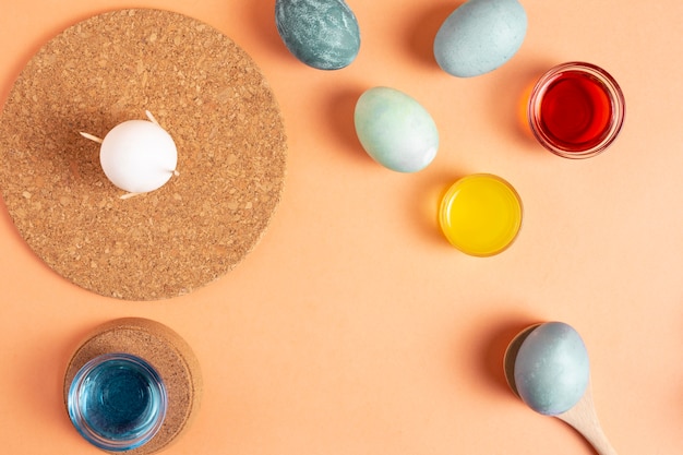 Vista superior de huevos de pascua pintados con tinte y copie el espacio