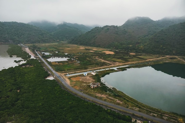 Vista superior de los humedales de la isla de Cat BA cerca del mar en tierra Paisaje sombrío de la mañana del campo de Vietnam