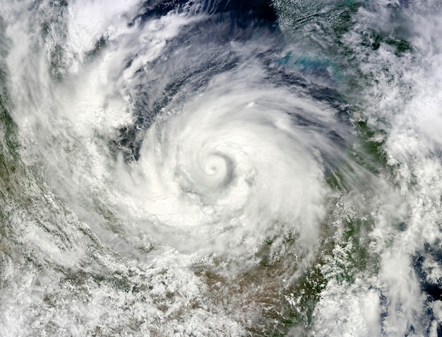 Vista superior del huracán Alex con elementos circulares de nubes blancas de esta imagen proporcionada por la nasa