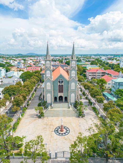 Vista superior de la Iglesia Chanh Toa en Ba Ria Vung Tau La luz brilla sobre la estatua de la Virgen María