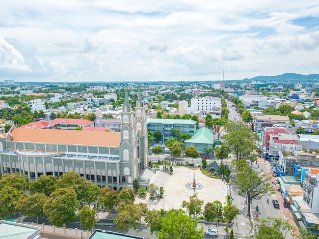 Vista superior de la Iglesia Chanh Toa en Ba Ria Vung Tau La luz brilla sobre la estatua de la Virgen María