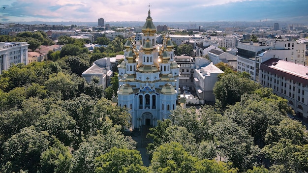 Vista superior de la iglesia en el parque en el centro de la ciudad de Kharkov