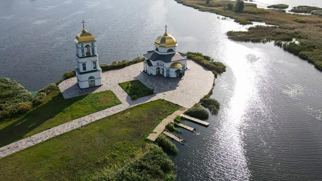 Vista superior de la iglesia restaurada en la isla en el pueblo de Gusintsy