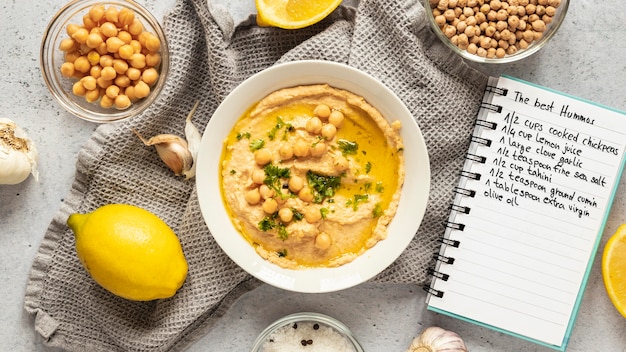 Foto vista superior de ingredientes alimentarios con garbanzos y cuaderno