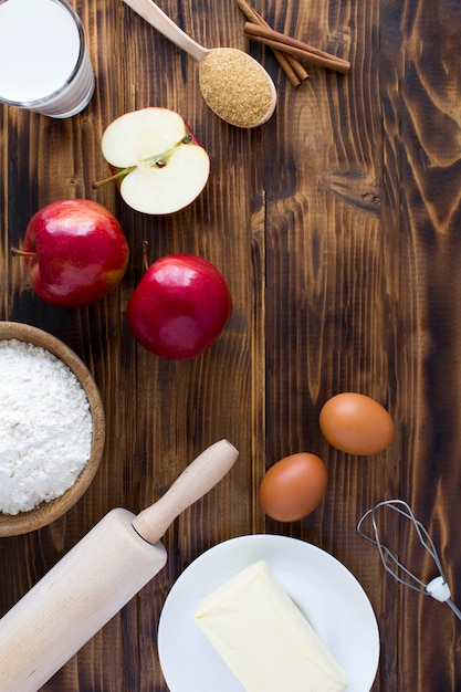 Vista superior de los ingredientes para hacer tarta de manzana o pastel en el fondo de madera Espacio de copia Ubicación vertical