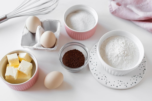 Foto vista superior de ingredientes para hornear en mesa blanca