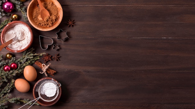 Foto vista superior de los ingredientes del postre navideño con espacio de copia