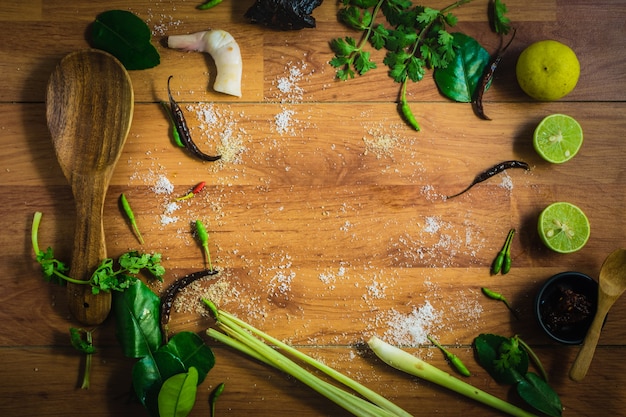 Vista superior ingredientes TomYam em uma mesa de madeira