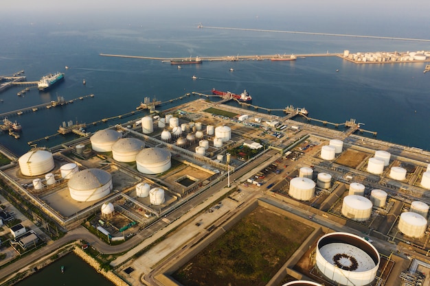 vista superior instalación industrial de la terminal petrolera para el almacenamiento de petróleo y petroquímica