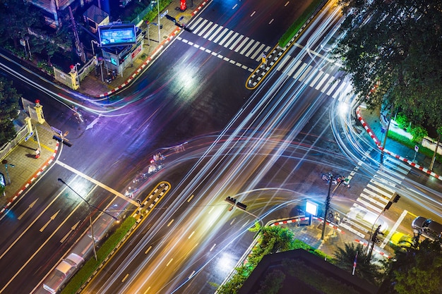 Foto vista superior de una intersección de la calle en bangkok, tailandia en una noche lluviosa