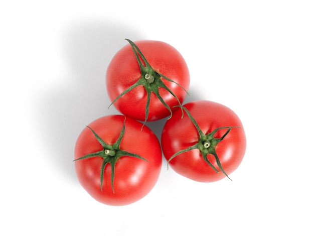 Vista superior isolada de três tomates frescos