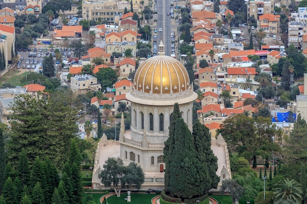 Vista superior del jardín Bahai y Haifa, Israel