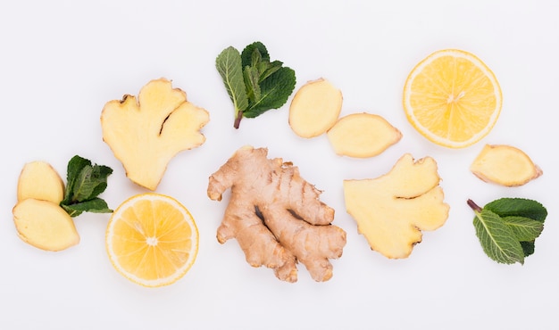 Foto vista superior de jengibre aromático con rodajas de limón