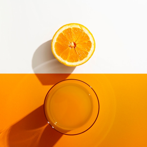 Vista superior de jugo de naranja con frutas.