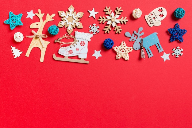 Vista superior de juguetes y decoraciones navideñas en Navidad roja.