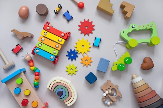 vista superior de juguetes montessori de madera y plástico para niños brillantes para el desarrollo temprano