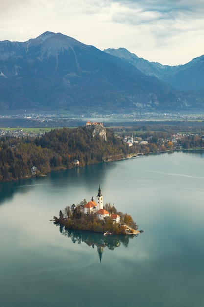 Vista superior del lago Bled, isla con una iglesia y castillo de Bled en la temporada de otoño