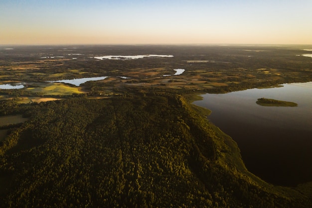 Vista superior del lago Drivyaty en el Parque Nacional de los lagos de Braslav, los lagos más bellos de Bielorrusia. Una isla en el lago. Bielorrusia.