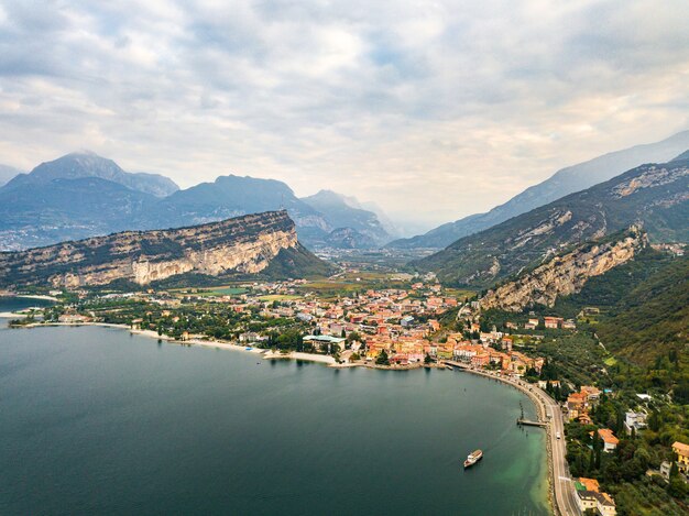 Vista superior del lago Lago di Garda y el pueblo de Torbole, paisaje alpino. Italia.