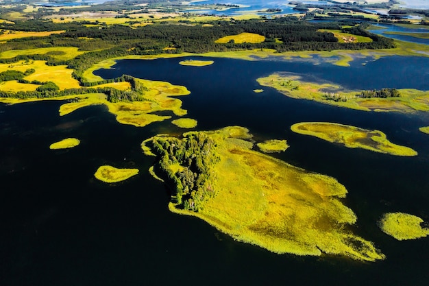 Vista superior de los lagos Snudy y Strusto en el Parque Nacional de los lagos Braslav, los lagos más bellos de Bielorrusia.