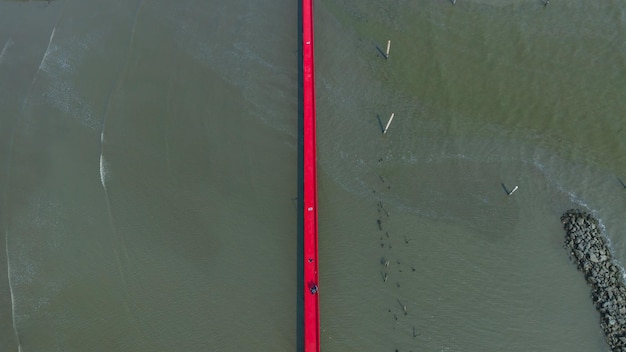 Vista superior largo puente rojo playa mar