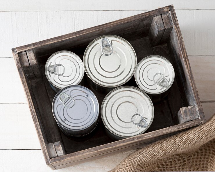 Vista superior de latas de aluminio en caja de madera