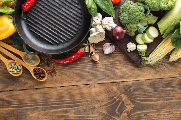 Vista superior legumes ingredientes para cozinhar comida vegetariana grelhada