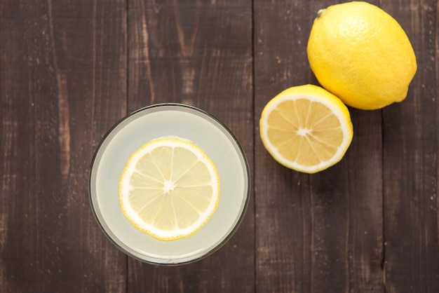 Foto vista superior limonada com limão fresco na madeira