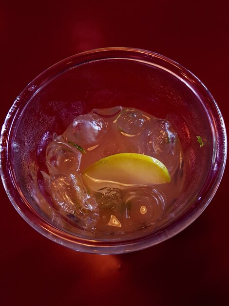 Vista superior de limonada con hielo. una bebida refrescante para el verano