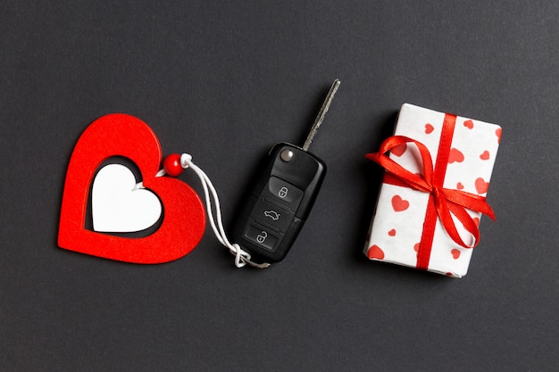 Vista superior de la llave del coche, caja de regalo y corazón de juguete