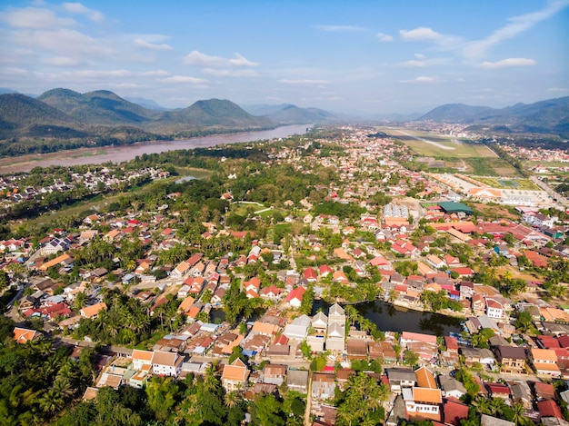 Vista superior de Luang Prabang, Laos. Vista aérea de los tejados rojos de las casas. La ciudad es un sitio del patrimonio de la UNESCO.