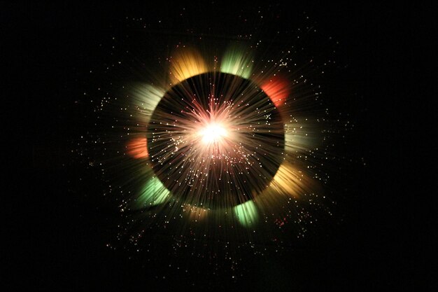 Vista superior de las luces de las lámparas de fibra óptica en la oscuridad