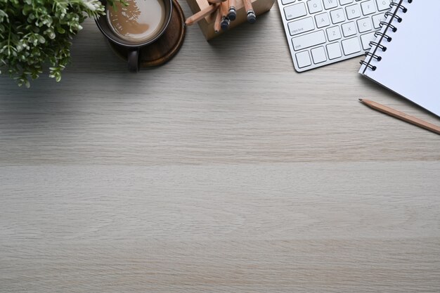 Vista superior del lugar de trabajo cómodo con cuaderno, taza de café