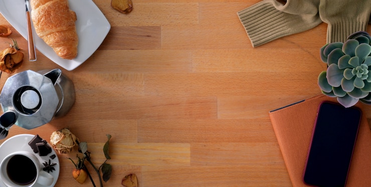 Foto vista superior del lugar de trabajo cómodo con suministros de oficina y desayuno en la mesa de madera