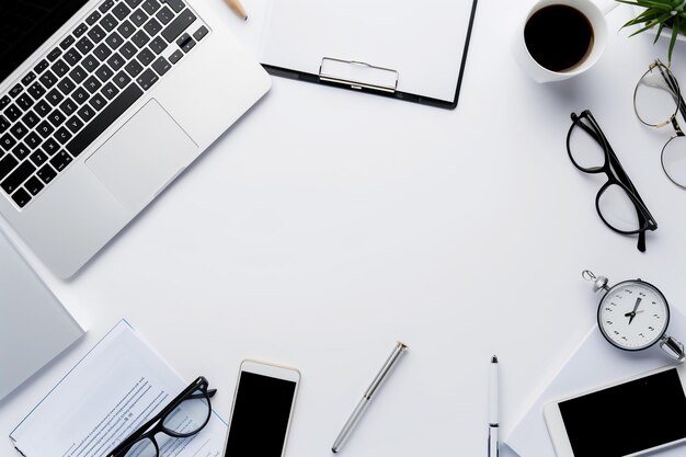 Foto vista superior del lugar de trabajo con documentos empresariales y teléfono inteligente en fondo blanco