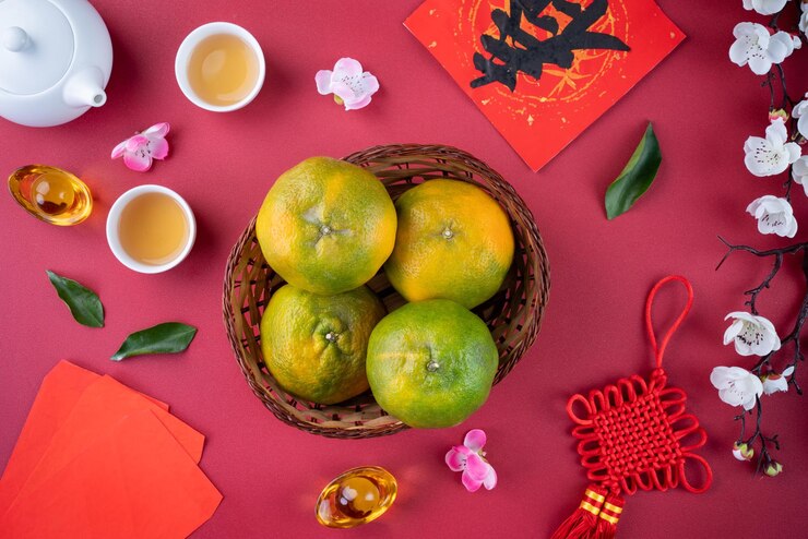 Foto vista superior de mandarina fresca madura mandarina naranja con hojas frescas en fondo de mesa rojo para el concepto de fruta del año nuevo lunar chino la palabra china significa primavera