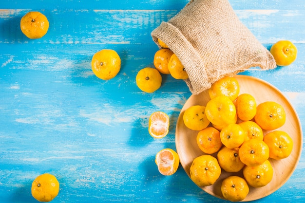 Vista superior mandarinas en una mesa de madera. Las naranjas mandarinas son una especie.