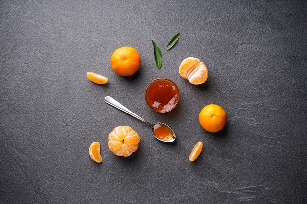 Vista superior de mandarinas orgánicas y mermelada.