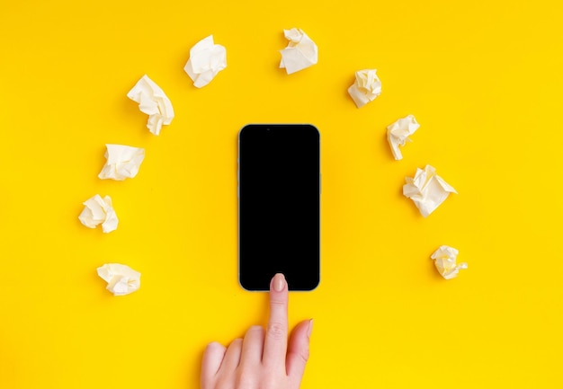 Vista superior de la mano de una mujer usando el teléfono