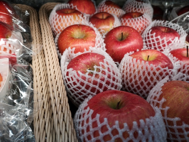 Vista superior de manzana a la venta en el supermercado.